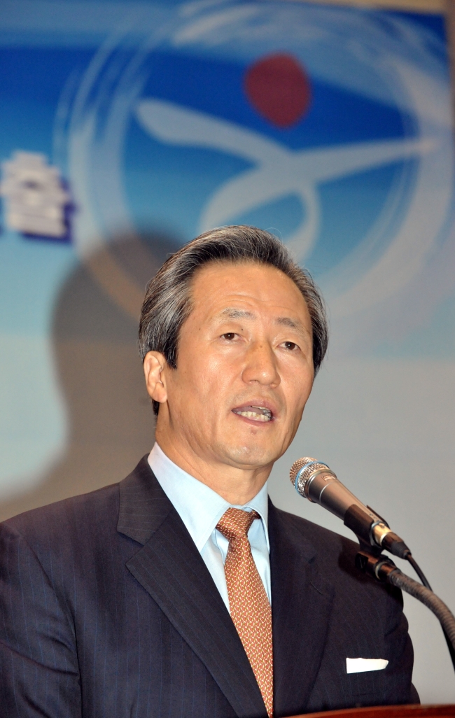 정몽준(국회의원/대한축구협회명예회장/보건복지위원회위원)
Rep. Chung Mong-joon of the ruling Saenuri Party is once again causing a stir over nuclear armament, saying Seoul should keep open the option of withdrawing from the Nuclear Nonproliferation Treaty to better deal with North Korea.
