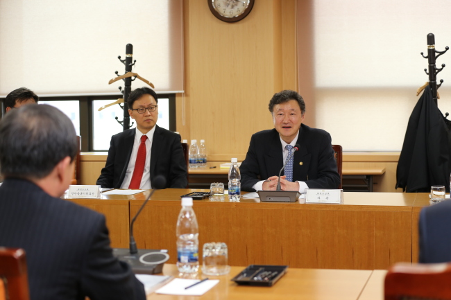손재학(정무직공무원/전연구인)
손재학 해양수산부 차관이 10일 오후 인천항을 방문, 현안을 청취했다.