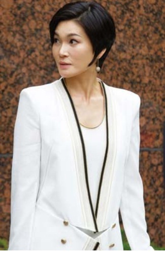 이서현(기업인/제일모직부사장/제일기획부사장/미국패션디자이너협회위원)
패션이 곧 이미지가 되고, 능력을 돋보이게 해주는 시대다. 재계를 대표하는 국내 굴지 기업의 오너들은 어떤 스타일로 자신을 대변할까. 홈쇼핑 채널 GS샵과 손잡고 독창성과 대중성, 두 마리 토끼를 다 잡고 있는 디자이너 3인의 의견을 빌어 국내 대표 기업 오너들의 패션 스타일을 분석해봤다.