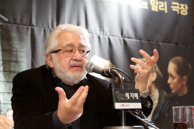 Russian theater director Lev Dodin speaks during a press conference promoting his play “Three Sisters” in Seoul on Tuesday.   LG Arts Center
