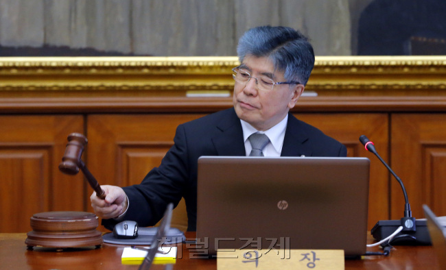 11일 오전 4월 금융통화 위원회가 김중수 한국은행장 주재로 한국은행 금통위 회의실에서 열렸다./정희조 기자 checho@ 2013.04.11