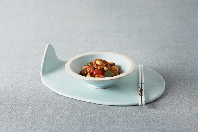 A bowl and a plate from the “Yunbit” series by Yi Yoon-shin.   Yido Gallery