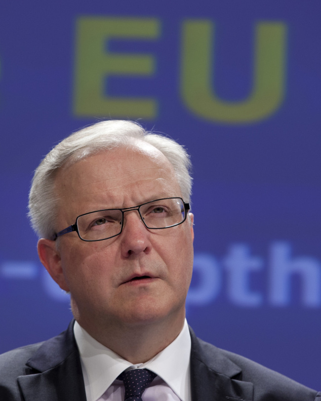 <YONHAP PHOTO-2229> European Commissioner for Economic Affairs Olli Rehn listens to questions during a media conference at EU headquarters in Brussels on Wednesday, April 10, 2013. The European Commission is warning that Spain and Slovenia face "excessive" problems balancing their economies. In a health-check of the economies of 13 European Union countries, the Commission said Wednesday that "high domestic and external debt levels continue to pose serious risks for growth and financial stability" in Spain. (AP Photo/Virginia Mayo)/2013-04-10 20:43:34/ <저작권자 ⓒ 1980-2013 ㈜연합뉴스. 무단 전재 재배포 금지.>
European Commissioner for Economic Affairs Olli Rehn.
AP-Yonhap News