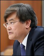서승환(정무직공무원/전교수/국토교통부장관)
2015년부터 연간 25만여가구의 저소득 민간 전월세 주택 거주자가 추가로 주택바우처 혜택을 받게 된다. 더 이상 ‘로또주택’이 나오지 않도록 행복주택은 주변 시세보다 약간 낮은 가격으로 공급하고, 보금자리주택 명칭(브랜드)은 폐기된다.