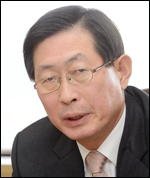 조환익(공기업인/전정무직공무원/한국전력공사대표이사사장)
8년을 해묵은 경남 밀양 송전탑 설치 문제가 전환기를 맞게됐다. 정부와 한전은 물론 국회까지 나서 밀양 문제 해결에 적극 동참하고 나섰기 때문이다. 특히 그동안 정부 내에서 ‘소통의 달인’으로 통하던 조환익 한전 사장(사진)이 직접 주민들과의 소통에 나서면서 사태가 급물살을 타게 됐다는 평가다.