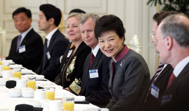 President Park Geun-hye greets foreign investors and business representatives in a meeting at Cheong Wa Dae on Thursday.
Chung Hee-cho/The Korea Herald