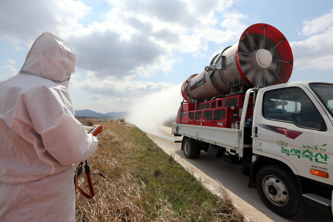 A vehicle sprays disinfectant at a sea dike in Haenam, South Jeolla Province, Wednesday as Korea enhances quarantine activity against the H7N9 virus recently reported in China.   Yonhap News
