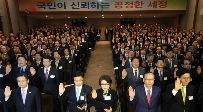 Heads of local tax offices take an oath to promote fair taxation at their meeting in Seoul on Thursday.   Yonhap News