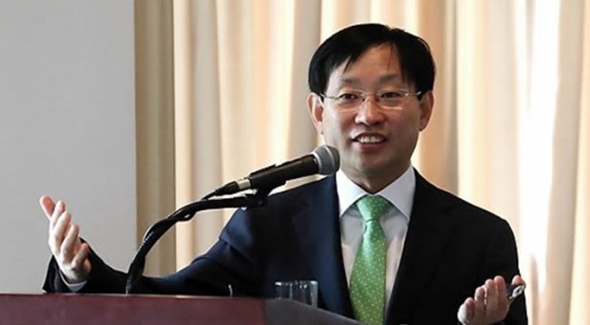 김상헌(기업인/변호사/NHN대표이사사장/국가정보화전략위원회위원)
김상헌 NHN 대표이사는 11일 서울 프레스센터에서 관훈클럽의 주최로 열린 관훈초대석에 연사로 나와 NHN이 인터넷 시장을 독점하고 있다는 지적에 대해 “NHN은 누구나 진입할 수 있는 부가통신서비스 사업자”라며 이 같이 항변했다.