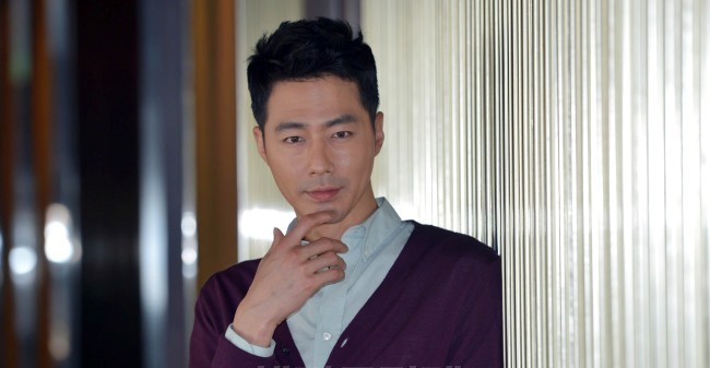 조인성(영화배우/탤런트)
Zo In-sung’s tear-jerking scene on SBS TV drama “That Winter, the Wind Blows” grabbed many viewers’ hearts. The series recently wrapped up after maintaining the top spot in the Wednesday-Thursday TV drama time slot, and Zo played a big part in the runaway success.