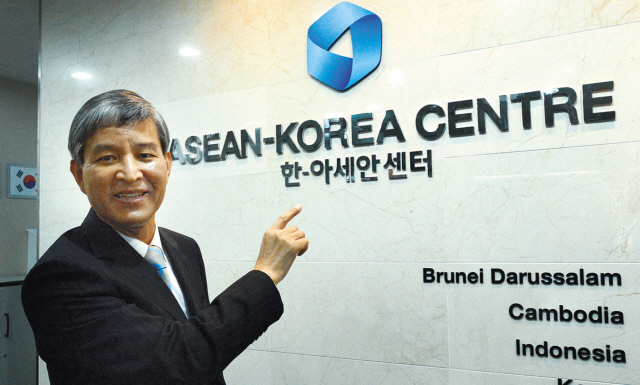 Chung Hae-moon, secretary-general of the ASEAN-Korea Center, points to the sign of the organization in his office in Seoul. (Chung Hee-cho/The Korea Herald)
