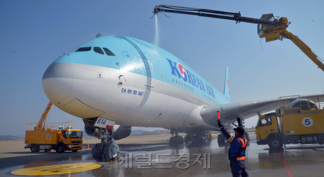 봄철을 맞아 대한항공은 12일오전 인천공항 대한항공 정비고에서 초 대형항공기인 A380 외관세척작업을 하고 있다. A380 한대를 세척하기 위해서는 약 20톤의 물과 100L의 세척액이 사용되며 작업시간은 약 5시간이 걸린다.<br />김명섭 기자 msiron@heraldcorp.com
봄철을 맞아 대한항공은 12일오전 인천공항 대한항공 정비고에서 초 대형항공기인 A380 외관세척작업을 하고 있다. A380 한대를 세척하기 위해서는 약 20톤의 물과 100L의 세척액이 사용되며 작업시간은 약 5시간이 걸린다.
김명섭 기자 msiron@heraldcorp.com