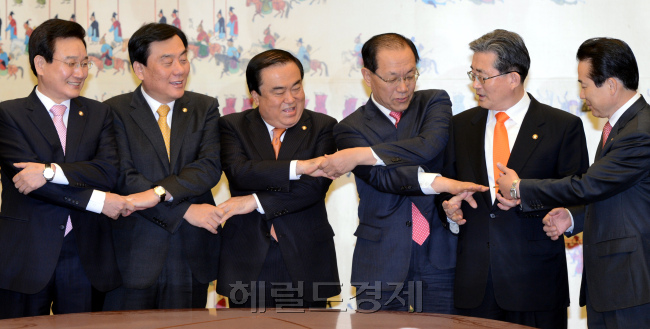 새누리당과 민주통합당은 12일 오전 국회에서 양당 대표와 원내대표, 정책위의장이 참석하는 '6인 협의체' 첫 회의를 개최하고 있다. 박현구 기자phko@heraldcorp.com
새누리당과 민주통합당은 12일 오전 국회에서 양당 대표와 원내대표, 정책위의장이 참석하는 '6인 협의체' 첫 회의를 개최하고 있다. 박현구 기자phko@heraldcorp.com