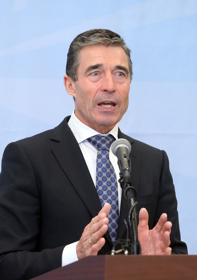 <YONHAP PHOTO-1744> 질문 답하는 NATO 사무총장 (서울=연합뉴스) 배정현 기자 = 아네르스 포그 라스무센 북대서양조약기구(NATO·나토) 사무총장이 12일 오후 서울 중구 태평로 한국프레스센터에서 열린 공식 기자회견에서 취재진의 질문에 답하고 있다. 2013.4.12 doobigi@yna.co.kr/2013-04-12 16:41:22/ <저작권자 ⓒ 1980-2013 ㈜연합뉴스. 무단 전재 재배포 금지.>
NATO Secretary-General Anders Fogh Rasmussen addresses a news conference in Seoul on Friday.
Yonhap News