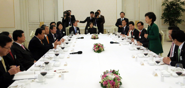 President Park Geun-hye hosts a dinner meeting with leaders of the main opposition Democratic United Party, including the party’s interim leader Rep. Moon Hee-sang (second from left) at Cheong Wa Dae on Friday.   Joint Press Corps