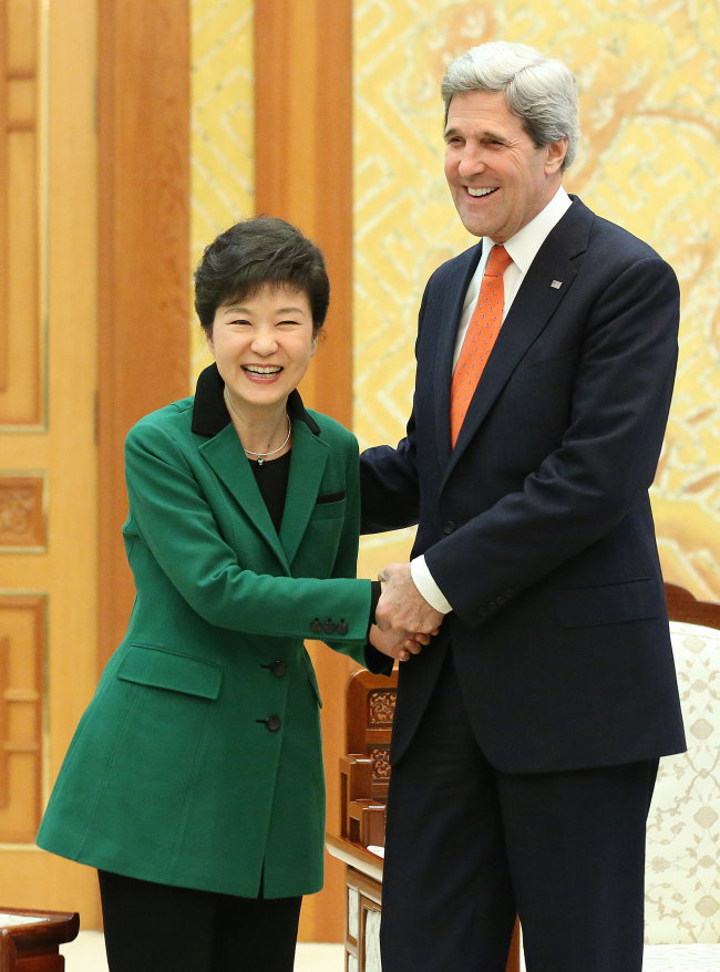 President Park Geun-hye (left) shakes hands with U.S. Secretary of State John Kerry in presidential office Cheong Wa Dae in Seoul on Friday. (Yonhap News)
