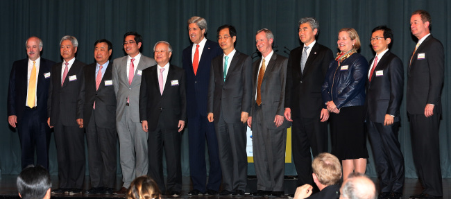 존케리(JohnKerry/정치인/미국국무부장관)
U.S. Secretary of State John Kerry (sixth from left) stands flanked by representatives of the Korean and foreign business community including Korea International Trade Association chairman Han Duk-soo (seventh from left) and  Korea Chamber of Commerce and Industry chairman Sohn Kyung-shik (fifth from left) at a meeting hosted by the American Chamber of Commerce in Korea on Friday.   Yonhap News