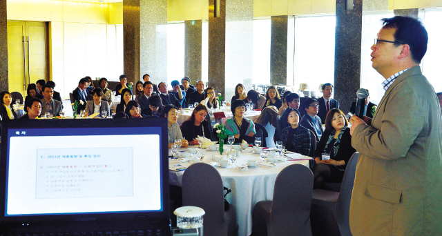 Professor Lee Hee-sung at Kyung Hee University speaks at the 2013 Herald HR Manager Forum with Aptis by the British Council Korea at the Plaza Hotel Diamond Hall in Seoul on Friday.
(Lee Sang-sub/The Korea Herald)