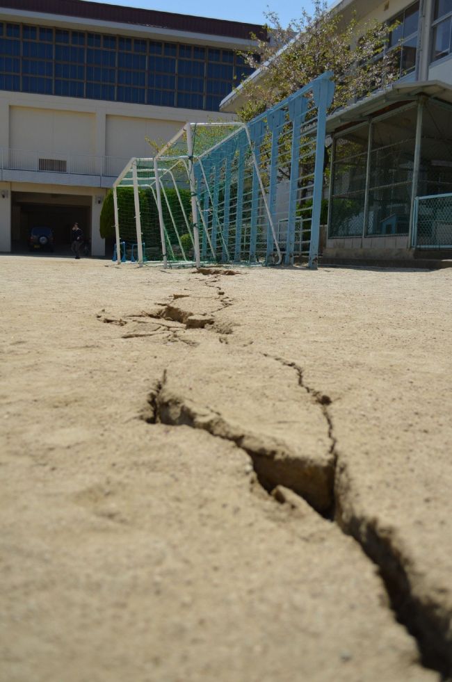 An elementary school ground is cracked in Sumoto, on Awaji island, Hyogo prefecture, western Japan, Saturday after a strong earthquake.   AFP-Yonhap News