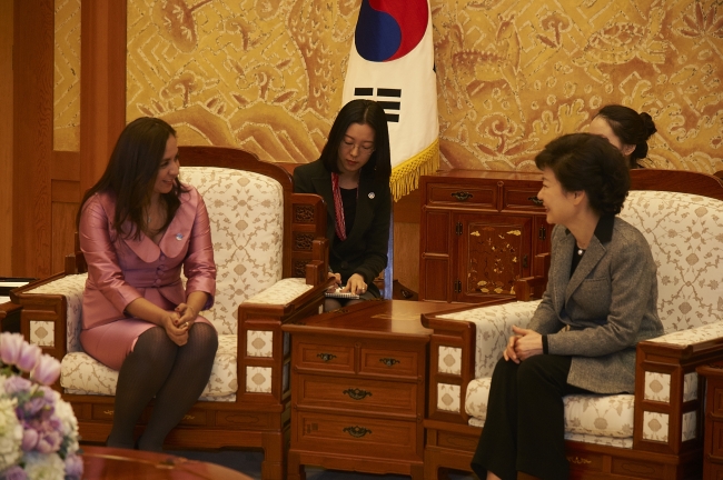 Peruvian Vice President Marisol Espinoza (left) talks with President Park Geun-hye on Feb. 26.   Peruvian Embassy