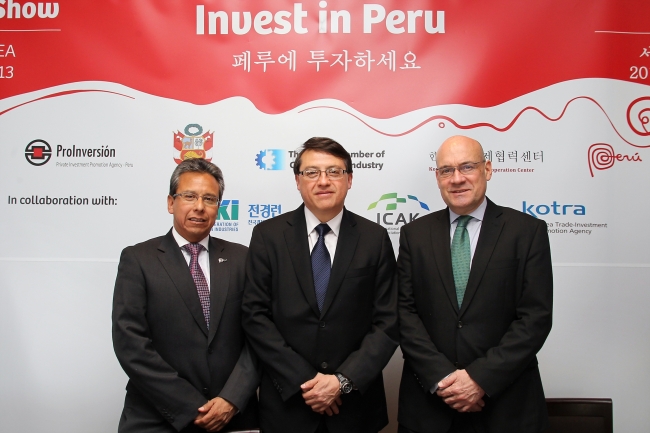 Carlos Herrera (from left), investor services director of the Private Investment Promotion Agency of Peru (ProInversion), Javier Illescas, president of ProInversion, and Peruvian Ambassador Jaime Pomareda pose during a recent Peruvian road show in Seoul.   Peruvian Embassy