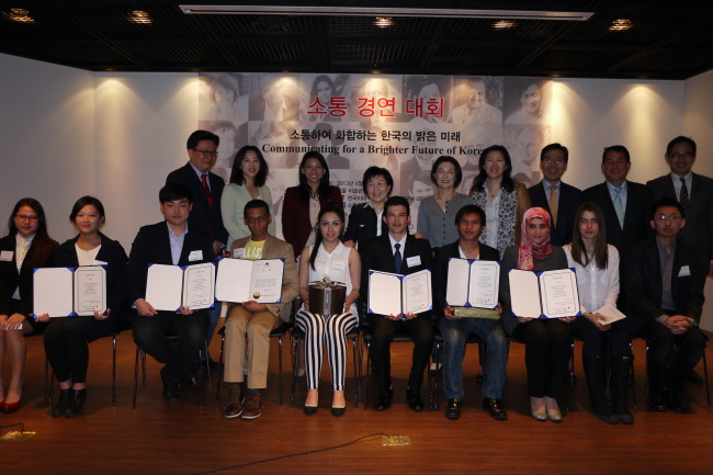 President of CICI Choi Jung-wha (second row, fourth from left) poses with the judges and the top 10 contestants of the 2013 CICI “Communicating for a Brighter Future of Korea” contest after the award ceremony at Seoul Museum on Saturday. CICI