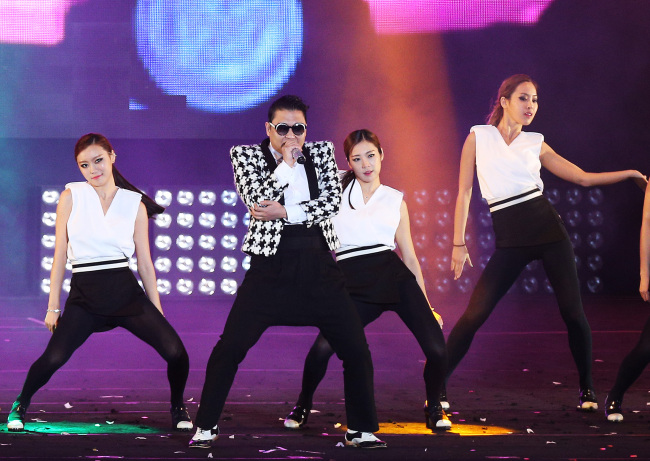 Psy performs his newest single “Gentleman” live for the first time at his solo “Happening” concert on Saturday night at the Seoul World Cup Stadium.   Yonhap News