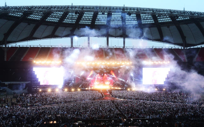Psy’s “Happening” concert draws in 45,000 fans to the Seoul World Cup Stadium on Saturday night.   Yonhap News