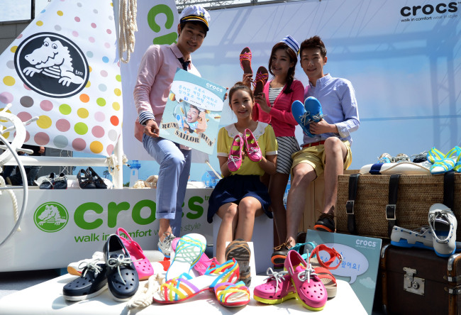 Shoes brand Crocs promotes its new boat shoes line in a marketing campaign that includes offering boat trips to Singapore to the winner of a promotional game at COEX in southeastern Seoul.   Chung Hee-cho/The Korea Herald