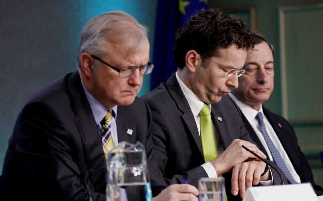 EU Economic Affairs Commissioner Olli Rehn (left), Eurogroup Chair Jeroen Dijsselbloem and Central Bank President Mario Draghi (right) speak to the media during a break at an informal meeting of European finance  ministers in Dublin Castle on Friday.   AP-Yonhap News