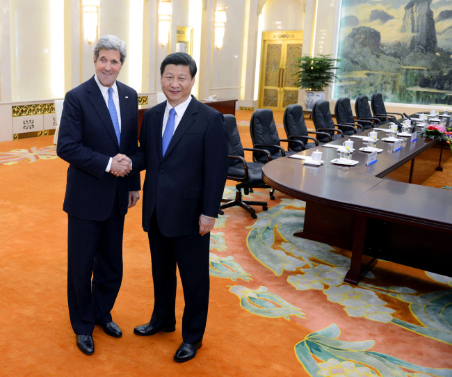 U.S. Secretary of State John Kerry (left) poses with Chinese President Xi Jinping before their meeting at the Great Hall of the People in Beijing on Saturday.   AP-Yonhap News