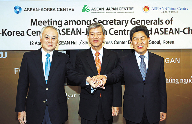 ASEAN-Korea Center Secretary-General Chung Hae-moon (center)
ASEAN-Japan Secretary-General Yoshikuni Ohnishi (right) and ASEANChina Secretary-General Ma Ming-qiang join hands in a show of unity during a Plus Three meeting in Seoul on Friday. (ASEAN-Korea Center)
