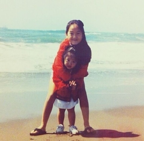 제시카(정수연/가수/뮤지컬배우/소녀시대),크리스탈(정수정/가수/에프엑스)
최근 온라인에 소녀시대 제시카와 에프엑스 크리스탈의 어린 시절 사진이 화제를 모으고 있다.