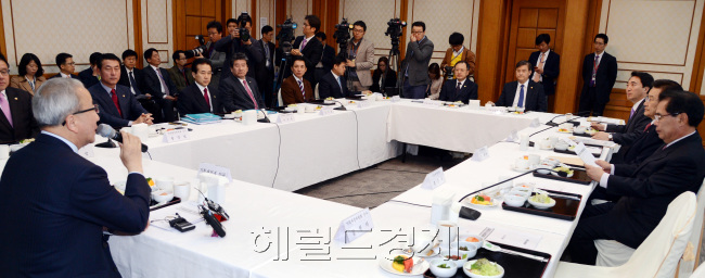 정부의 4·1 부동산 활성화 대책과 추가 경정예산 문제를 논의하는 여야정 협의체가 15일 오전 서울 여의도 국회의사당 귀빈식당에서 열려 현오석 기획재정부장관이 모두발언을 하고 있다. 박현구 기자phko@heraldcorp.com 2013.04.15
새누리당과 민주통합당ㆍ정부는 15일 국회에서 여야정 협의회를 갖고 4ㆍ1 부동산대책을 법제화하기 위한 논의를 가졌다. 참석자는 양도세 감면대상 금액기준을 9억원에서 하향하고 면적기준을 없애기로 방향을 잡았다. 여야는 17일 추가경정예산 관련 여야정을 가진 후에는 ‘6인협의체’를 본격 가동해 경제민주화를 골자로 한 양당 대선 공통 공약의 법제화에 나설 예정이다.