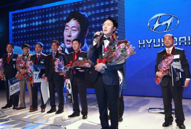 <YONHAP PHOTO-1161> 현대차 ‘2013탑클래스(Top-Class) 가족의 밤’ 개최 (서울=연합뉴스) 현대자동차는 12~13일 제주 해비치 호텔에서 지난해 전국 판매왕, 판매 우수 직원, 배우자를 초청해 '2013년 탑클래스(Top-Class) 가족의 밤' 행사를 열었다. 사진은 전국 판매왕 1위를 차지한 임희성 공주지점 차장이 시상식 후 판매 노하우와 수상소감을 말하고 있는 모습. 2013.4.14 << 현대자동차 >> photo@yna.co.kr/2013-04-14 15:05:50/ <저작권자 ⓒ 1980-2013 ㈜연합뉴스. 무단 전재 재배포 금지.>
<YONHAP PHOTO-1161> 현대차 ‘2013탑클래스(Top-Class) 가족의 밤’ 개최 (서울=연합뉴스) 현대자동차는 12~13일 제주 해비치 호텔에서 지난해 전국 판매왕, 판매 우수 직원, 배우자를 초청해 '2013년 탑클래스(Top-Class) 가족의 밤' 행사를 열었다. 사진은 전국 판매왕 1위를 차지한 임희성 공주지점 차장이 시상식 후 판매 노하우와 수상소감을 말하고 있는 모습. 2013.4.14 << 현대자동차 >> photo@yna.co.kr/2013-04-14 15:05:50/ <저작권자 ⓒ 1980-2013 ㈜연합뉴스. 무단 전재 재배포 금지.>
<YONHAP PHOTO-1161> 현대차 ‘2013탑클래스(Top-Class) 가족의 밤’ 개최 (서울=연합뉴스) 현대자동차는 12~13일 제주 해비치 호텔에서 지난해 전국 판매왕, 판매 우수 직원, 배우자를 초청해 '2013년 탑클래스(Top-Class) 가족의 밤' 행사를 열었다. 사진은 전국 판매왕 1위를 차지한 임희성 공주지점 차장이 시상식 후 판매 노하우와 수상소감을 말하고 있는 모습. 2013.4.14 << 현대자동차 >> photo@yna.co.kr/2013-04-14 15:05:50/ <저작권자 ⓒ 1980-2013 ㈜연합뉴스. 무단 전재 재배포 금지.>