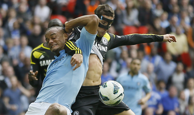 Chelsea’s Fernando Torres (right) and Manchester City’s Vincent Kompany challenge for the ball on Sunday.   AP-Yonhap News