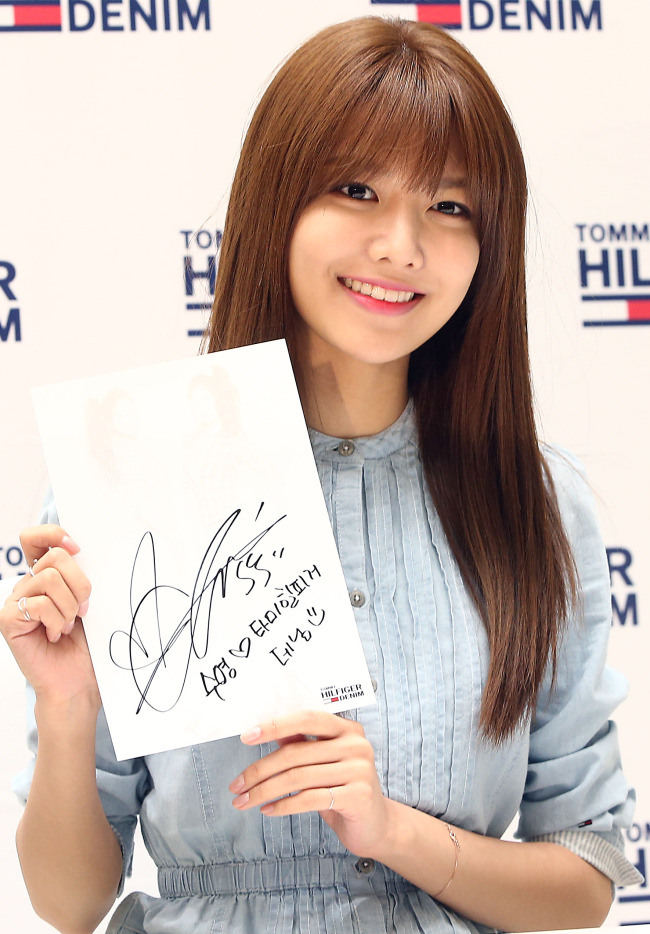수영(최수영/가수/VJ/소녀시대)
소녀시대 수영과 서현이 14일 오후 서울 소공동 롯데백화점 본점에서 열린 팬사인회에 참석하고 있다.