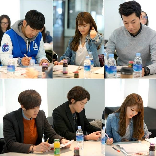 이종혁(좌부터/영화배우/탤런트),수영(최수영/가수/VJ/소녀시대),이천희(영화배우/모델),조윤우(탤런트),홍종현(모델/탤런트)
배우 이종혁과 이천희, 걸그룹 소녀시대 수영이 주연을 맡았다는 소식에 방송 전부터 관심을 끌고 있는 케이블채널 tvN 새 월화드라마 ‘연애조작단; 시라노’의 화기애애한 대본리딩 현장이 공개됐다.