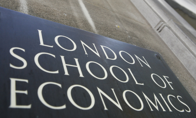 <YONHAP PHOTO-0175> The name plaque outside the London School of Economics (LSE) in this file photo dated Sept. 3, 2009, in central London. The renowned LSE has denounced the BBC for using a student-organized trip to North Korea as "cover" for a reporting trip to the secretive communist country, and alleging the BBC put students at risk by having a journalist pretend to be affiliated with the university to be free to gather material and conducting undercover filming for a TV program which is set to be broadcast upcoming Monday. Foreign reporting crews usually have to operate under strict supervision in North Korea, but it seems that an covert three-person TV crew was involved and the LSE alleges that the BBC were reckless in putting the students at rick.(AP Photo/Johnny Green) UNITED KINGDOM OUT - NO SALES - NO ARCHIVES (AP Photo/Johnny Green, PA) UNITED KINGDOM OUT - NO SALES - NO ARCHIVES/2013-04-15 06:09:27/ <저작권자 ⓒ 1980-2013 ㈜연합뉴스. 무단 전재 재배포 금지.>
The name plaque outside the London School of Economics in central London   AP-Yonhap News