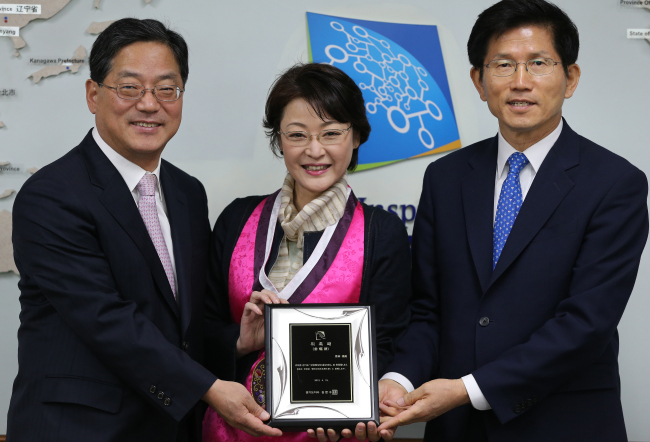 Japanese actress Kuroda Fukumi (center) holds a plaque of appointment as a tourism ambassador of Gyeonggi Province, with Gov. Kim Moon-soo (right) and Gyeonggi Tourism Organization chief executive Hwang Joon-kee at the provincial office on Monday.   Yonhap News