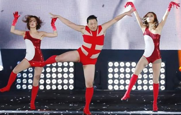 싸이(박재상/가수/음악PD)
토요일 오후 9시 전세계적으로 공개 된 싸이의 신곡 “젠틀맨”의 뮤직비디오가 이틀도 채 지나지 않은 현재(15일 오후 4시) 5천만뷰를 돌파하며 곧 1억뷰 돌파를 바라보고 있다.
