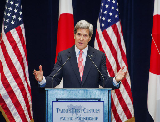 존케리(JohnKerry/정치인/미국국무부장관)
존 케리 미국 국무장관은 12일 취임 후 처음으로 한•중•일 동북아 3국을 순방하며 ‘대화를 통한 대북 관계 개선’과 ‘중국의 공조’를 재차 강조했다. 전문가들은 이러한 미국의 행보를 남북한의 대치가 동아시아로 확산되지 않도록 방지하는 전략으로 해석하며, 미국 내 문제 때문에 더 적극적인 대북 정책에 나섰다고 풀이했다.