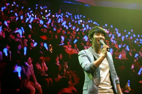 이준기(영화배우/탤런트)
배우 이준기가 전세계 팬들과 함께 특별한 생일파티를 열었다.