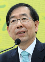 박원순(광역단체장/변호사/서울특별시시장)
박원순<사진> 서울시장이 16일 오후 1시25분 서울광장에서 열리는 ‘신발 없는 하루’ 캠페인에 참가해 다문화학교 학생 23명 및 시민참가자들과 맨발로 광장 트랙을 걷는다.