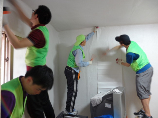“Love House” volunteers work at a house in Dongjak-gu, Seoul.   Dongjak District Office