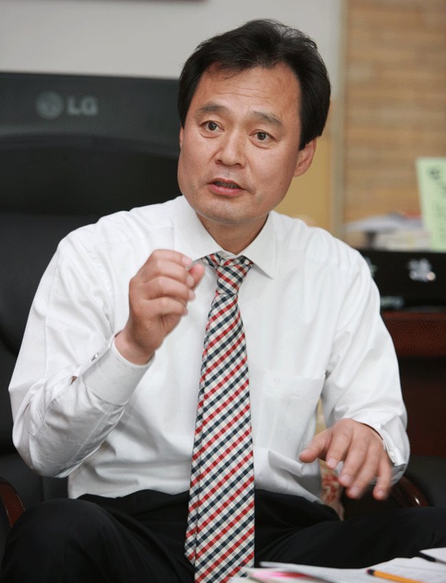 박겸수(기초단체장/서울특별시강북구구청장)
박겸수 강북구청장은 역사, 문화, 자연환경을 이용해 교육과 관광에 경쟁력이 있는 도시를 만들면 강북구의 경쟁력이 한층 더 강화될 수 있다고 강조했다. 때문에 남은 임기 동안 박 구청장의 역점사업은 무엇보다도 4ㆍ19 국립묘지, 순국선열묘역, 북한산 국립공원을 축으로 수유동과 우이동 일대 48만㎡의 부지에 조성될 ‘북한산 역사ㆍ문화ㆍ관광 벨트사업’이다.