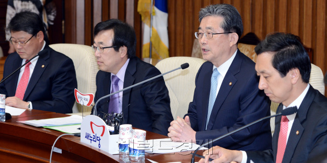 새누리당은 이한구 원내대표 주재로  16일 오전 국회에서 확대 원내대책회의를 열어 여야정 협의체에서 논의 중인 부동산대책과 4월 임시국회 입법추진 대책 등을 논의하고 있다. 박현구 기자phko@heraldcorp.com
새누리당은 이한구 원내대표 주재로  16일 오전 국회에서 확대 원내대책회의를 열어 여야정 협의체에서 논의 중인 부동산대책과 4월 임시국회 입법추진 대책 등을 논의하고 있다. 박현구 기자phko@heraldcorp.com