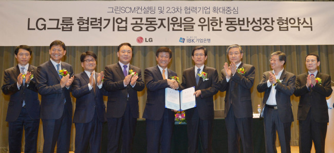 LG전자, LG디스플레이, LG화학, LG생활건강 등 LG의 4개사는 IBK기업은행과 공동으로  LG 2.3CK 협력회사 동반성장펀드 조성 협약식을 갖고 조석제 LG화학 사장과 조준희 IBK기업은행장이 협약서를 교환하고 있다.<br />김명섭 기자 MSIRON@HERALDCORP.COM
LG전자, LG디스플레이, LG화학, LG생활건강 등 LG의 4개사는 IBK기업은행과 공동으로  LG 2.3CK 협력회사 동반성장펀드 조성 협약식을 갖고 조석제 LG화학 사장과 조준희 IBK기업은행장이 협약서를 교환하고 있다.
김명섭 기자 MSIRON@HERALDCORP.COM
LG그룹은 16일 IBK기업은행과 2ㆍ3차 협력사들을 지원하기 위한 2000억원 규모의 동반성장 펀드를 조성하기로 합의했다. 서울 여의도 트윈타워에서 열린 협약식에서 조석제(오른쪽 세 번째) LG화학사장과 조준희 IBK기업은행장이 손을 맞잡고 기념사진을 촬영하고 있다.   김명섭 기자/msiron@heraldcorp.com