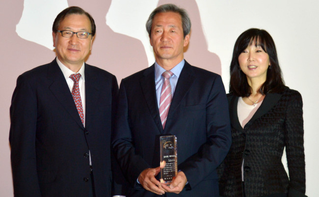 16일 오전 서울 서초구 서울팔래스호텔에서 열린 제11차 글로벌리더스포럼에서 제2차 글로벌리더상을 수상한 정몽준 새누리당 의원이 이종엽 성균관대 교수, 김성은 성은재단 이사장과 기념 촬영을 하고 있다.<br />김명섭 기자 msiron@heraldcorp.com
16일 오전 서울 서초구 서울팔래스호텔에서 열린 제11차 글로벌리더스포럼에서 제2차 글로벌리더상을 수상한 정몽준 새누리당 의원이 이종엽 성균관대 교수, 김성은 성은재단 이사장과 기념 촬영을 하고 있다.
김명섭 기자 msiron@heraldcorp.com
16일 오전 서울 서초구 서울팔래스호텔에서 열린 제11차 글로벌리더스포럼에서 제2차 글로벌리더상을 수상한 정몽준 새누리당 의원이 이종엽 성균관대 교수, 김성은 성은재단 이사장과 기념 촬영을 하고 있다.
김명섭 기자 msiron@heraldcorp.com