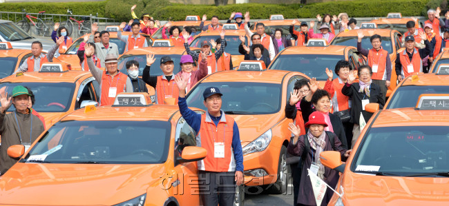 서울 구로구 택시기사로 구성된 나들이 봉사단은 16일 관내 저소득 어르신 및 장애인을 태우고 강화도관광 봉사를 하러 출발하고 있다.<br />김명섭 기자 msiron@heraldcorp.com
서울 구로구 택시기사로 구성된 나들이 봉사단은 16일 관내 저소득 어르신 및 장애인을 태우고 강화도관광 봉사를 하러 출발하고 있다.
김명섭 기자 msiron@heraldcorp.com
서울 구로구 택시기사로 구성된 나들이 봉사단은 16일 관내 저소득 어르신 및 장애인을 태우고 강화도관광 봉사를 하러 출발하고 있다.
김명섭 기자 msiron@heraldcorp.com